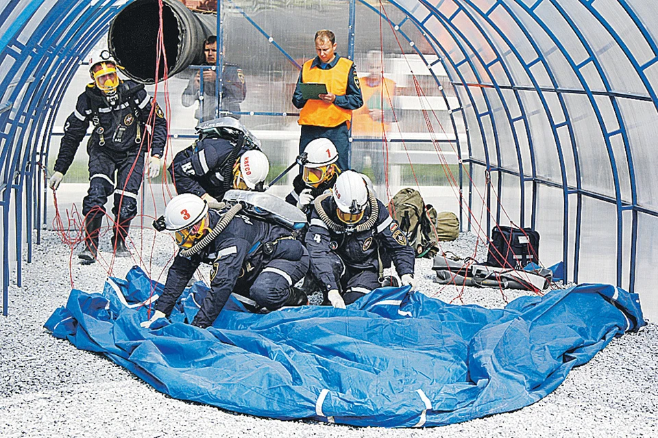 Так перекрывают доступ кислорода к очагу возгорания и спасают раненого шахтера. Фото: mchsgov.livejournal.com