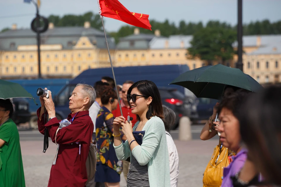 Больше всего в Петербурге туристов из Китая