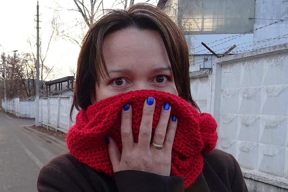Жительница Новокосино Наталья Бобкова прикрывает нос шарфиком и предлагает ретироваться