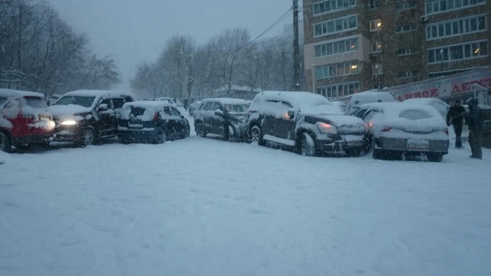 Массовая авария на Толстого парализовала подъем. Фото: Анастасия Васильева