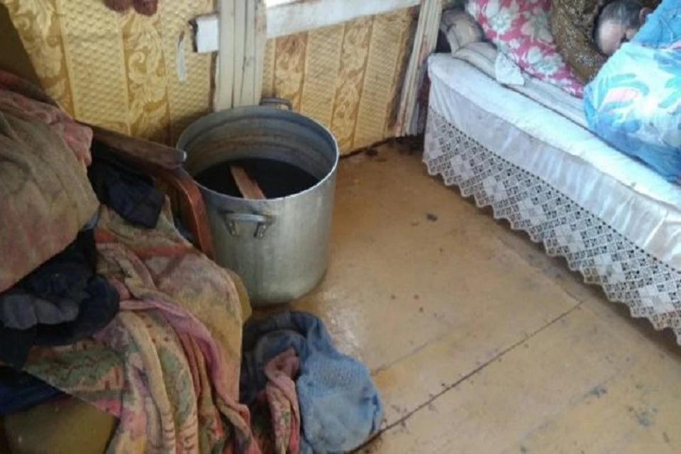 Фото с сайта "Жизнь - дд", который описывает волонтерскую работу Максима Данилова. На снимке комната того самого домика в Островском районе, в котором проживает пожилая супружеская пара.