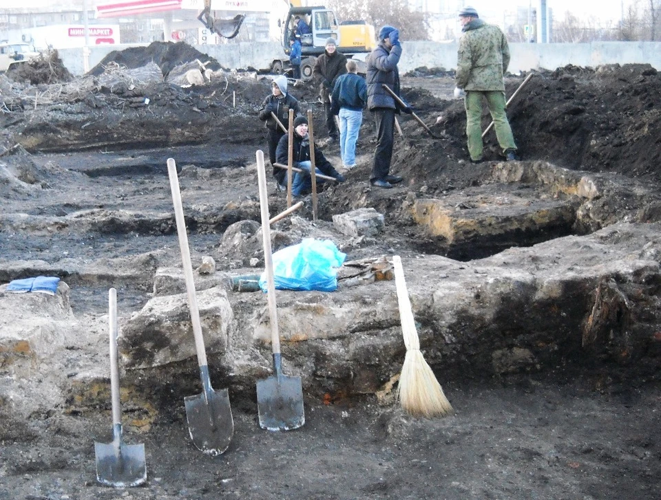 Раскопки идут в центре Челябинска у ЦНТИ, уже отчетливо виден фундамент постройки.