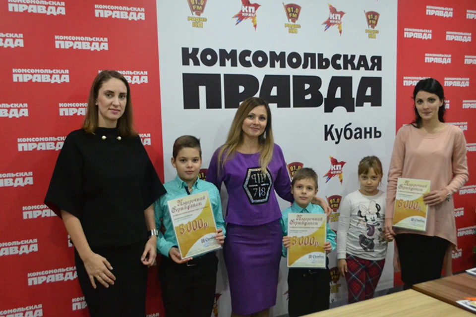 Светлана Опихайленко (слева) из Школы устного счета "Соробан" вручила сертификаты на обучение Карине Гребенюк и ее сыновьям Богдану и Матвею и Инне Каргаполовой с дочкой Авророй.