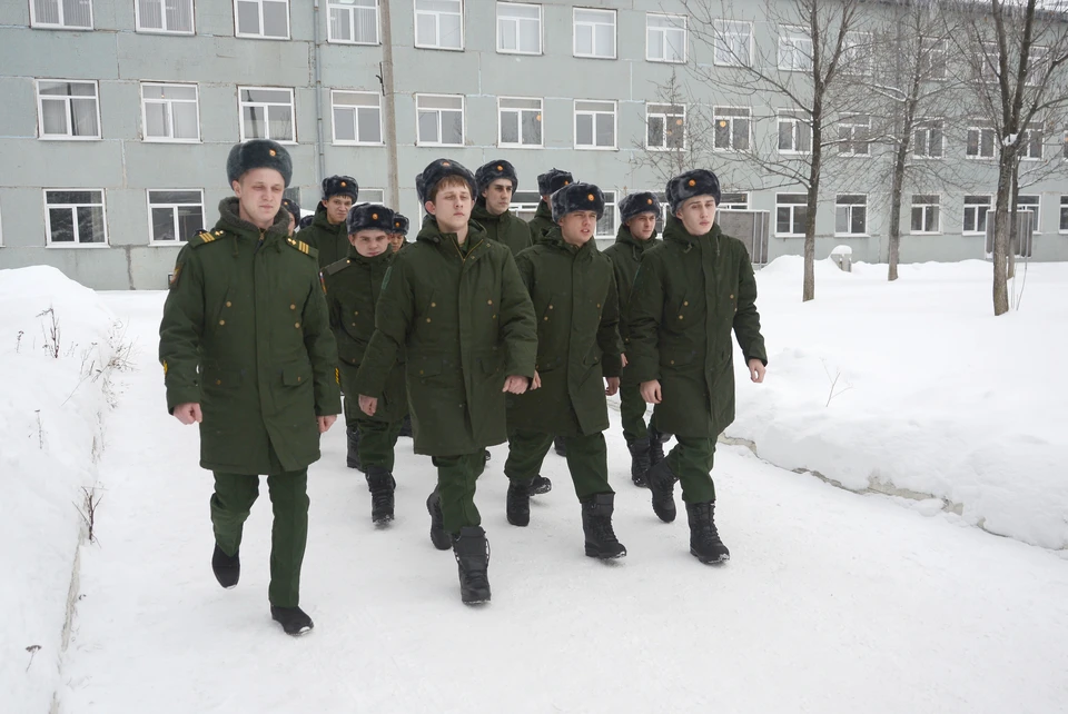 По территории Кемеровского областного сборного пункта призывники ходят в строю.