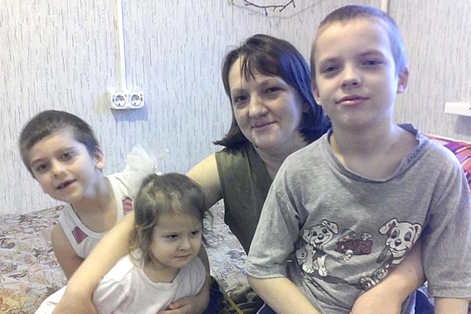 Беженцы из Донецкой области, живущие в российской глубинке не думают, что им кто-то должен, просто надеются, что новогоднее чудо не обойдет их детей стороной.