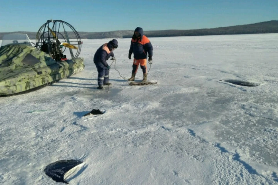 Крушение вертолета в Иркутской области: тело пилота нашли на глубине 65 метров. Фото: ГУ МЧС России по Иркутской области.