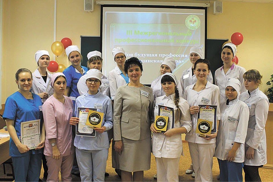 Директор медколледжа М.С. Афанаскина, участницы и победители III межрегионального конкурса.