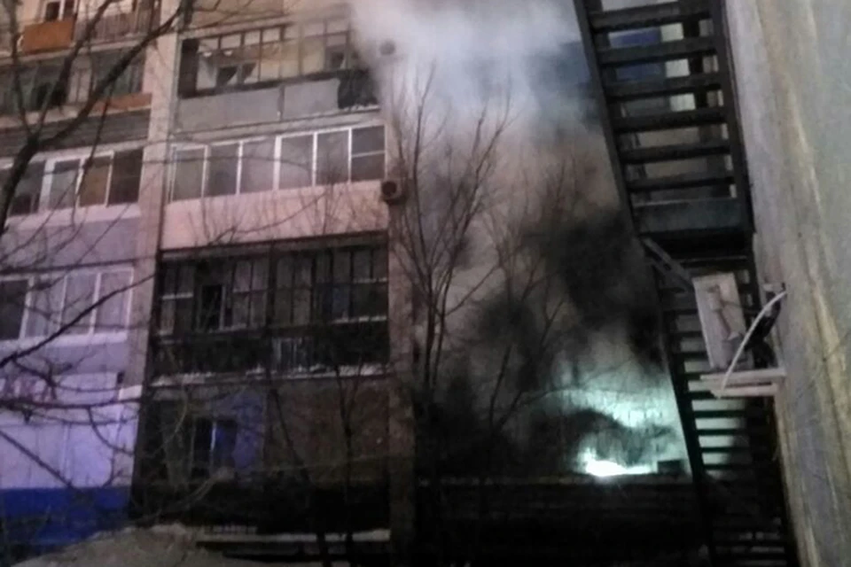 Три человека погибли из-за пожара в многоэтажном доме в Хабаровске