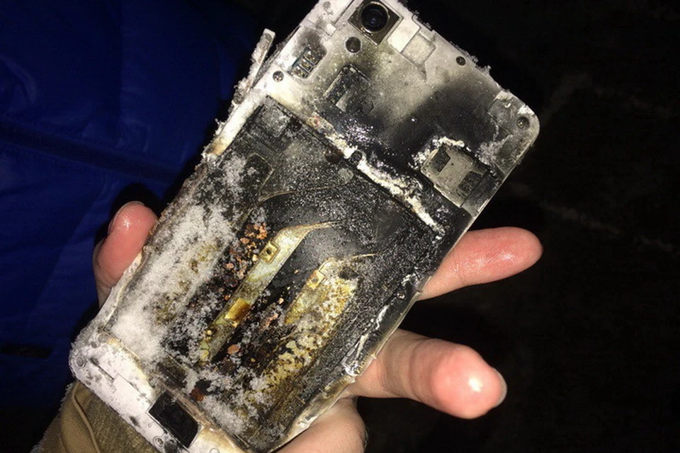 взорвался аккумулятор телефона. сгорел смартфон. сгоревший самсунг с7. разбитый samsung s10. нагрев телефона.