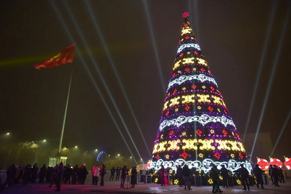 Церемония зажжения главной елки страны прошла в Бишкеке 15 декабря.