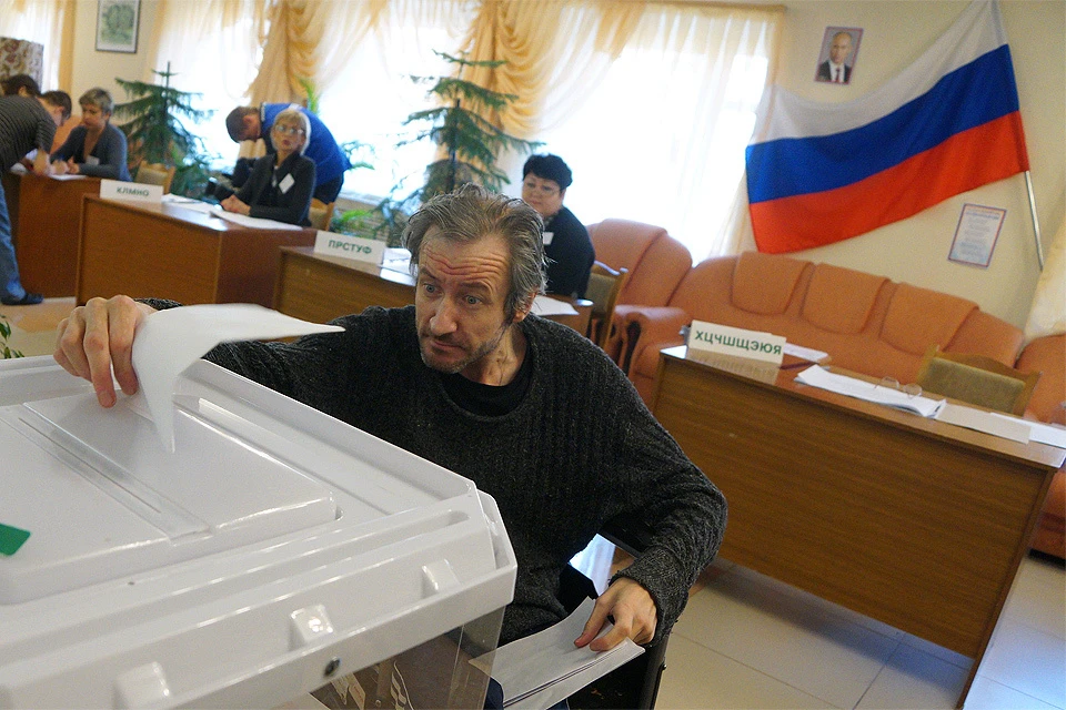 Пациенты-инвалиды голосуют на избирательном участке в пансионате.