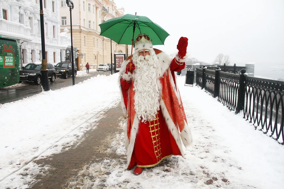 Борьба с осадками деда мороза. Дед Мороз с зонтом. Дед Мороз под зонтом. Дед Мороз в Крыму. Дед Мороз под дождем.