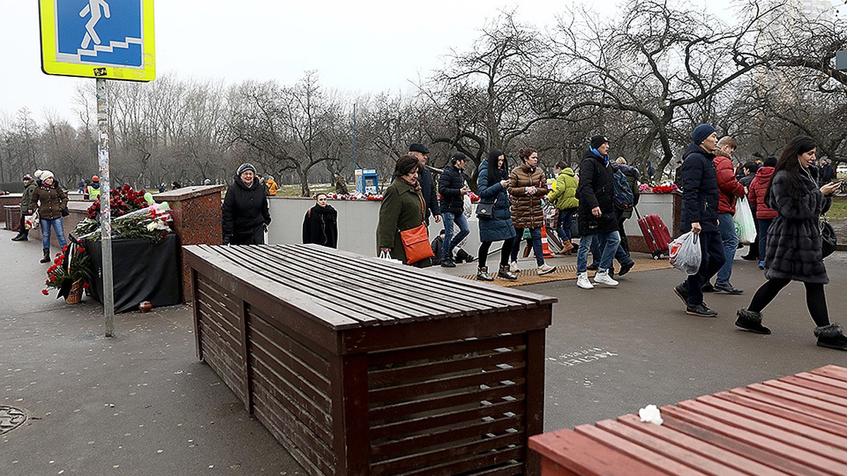 Московские власти объяснили, зачем у станций метро устанавливают бетонные  блоки - KP.RU