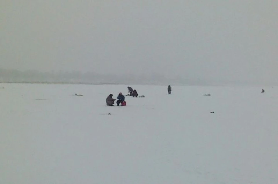 Молодой водитель на отечественной "Ладе" выехал на тонкий лед ерика Верблюд