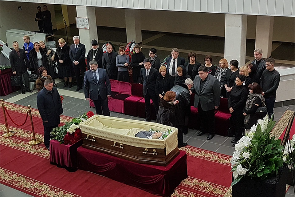 Попрощаться с Олегом Иншаковым пришли первые лица города, области и науки.