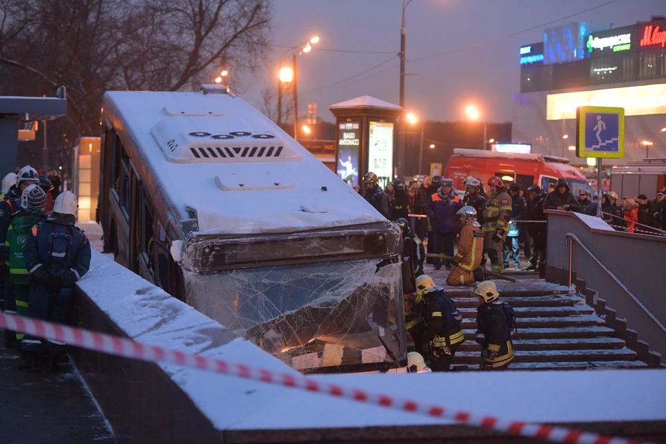 ДТП с участием автобуса возле станции метро "Славянский бульвар", в результате которого погибли люди. Фото: Михаил ФРОЛОВ