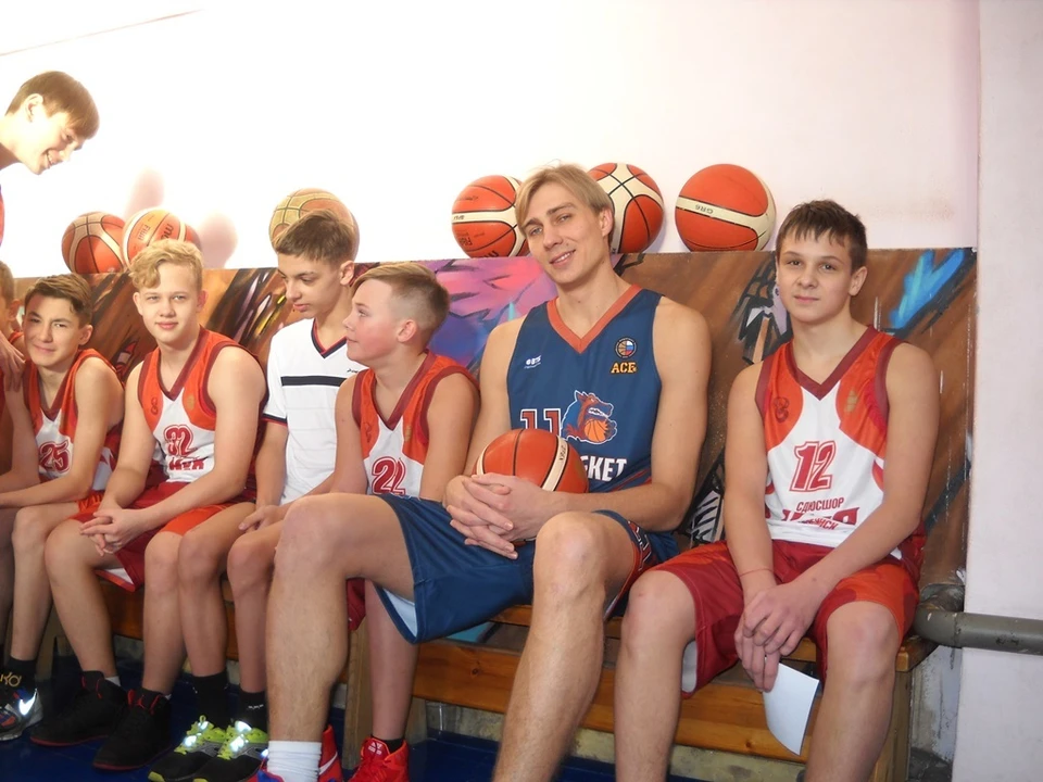 Александр с юными челябинскими спортсменами.