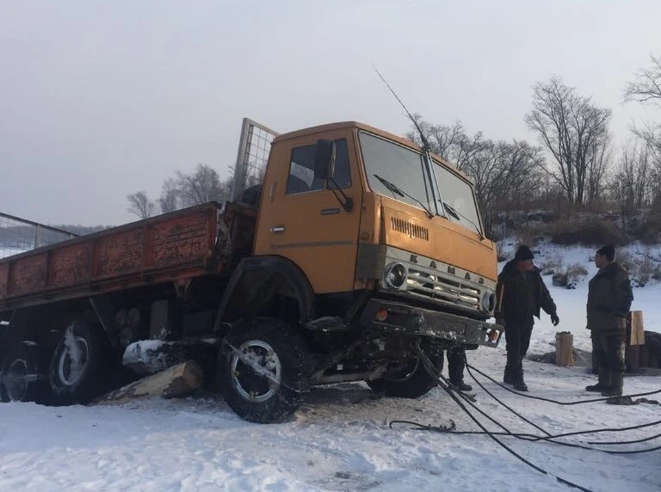 Вытаскивать грузовик начали утром в воскресенье. Фото: Пресс-служба Амурского центра гражданской защиты и пожарной безопасности