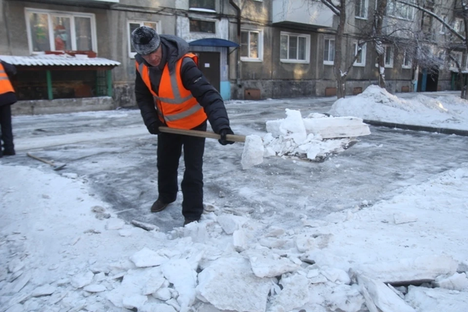 Уборка снега в Иркутске: от сугробов очистили половину дворов