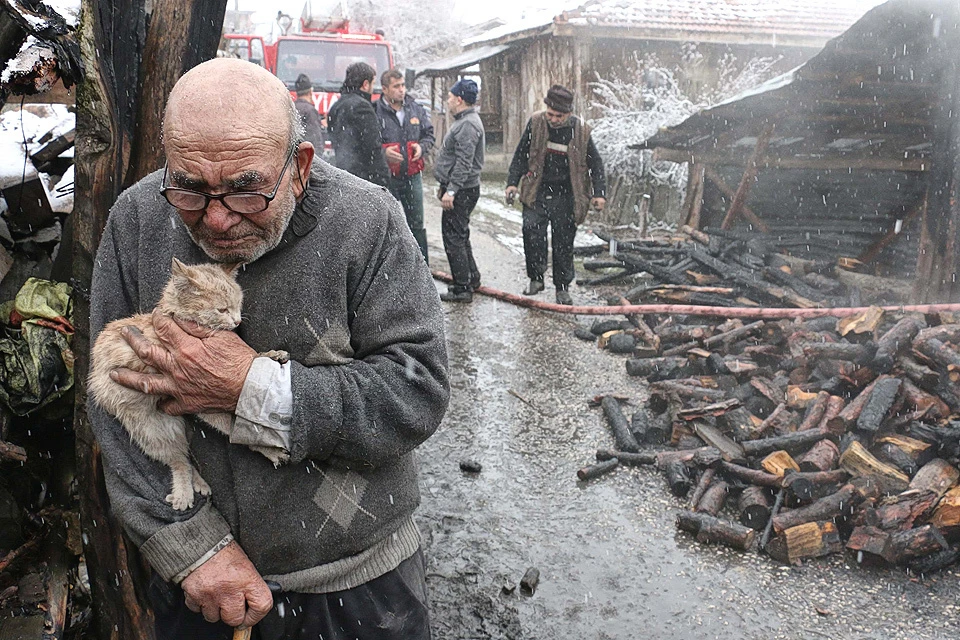 История с пожаром в доме Али Меше растрогала до глубины души всю Турцию, а этот кадр не оставил равнодушных.