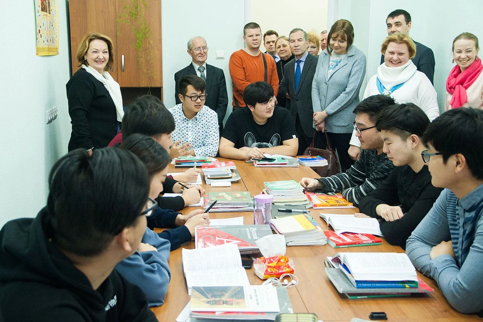 Руководители Тимирязевки во главе с Галиной Золиной (крайняя слева) заглянули в аудиторию, где занимались гости из Китая
