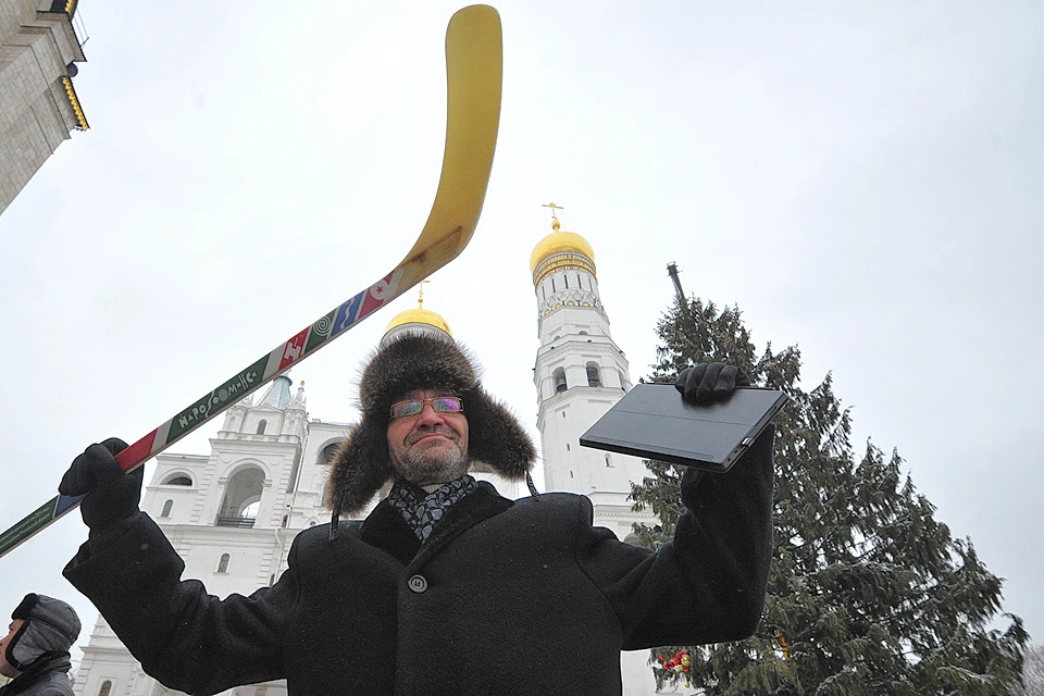 Традиции изготавливать клюшки из кремлевской елки уже несколько лет.