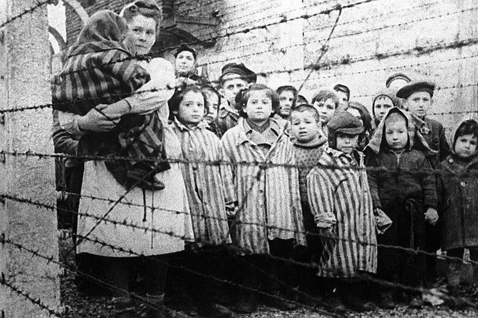 Узники концентрационного лагеря Освенцим, зима 1945 года. ФОТО /Фотохроника ТАСС/ ТАСС