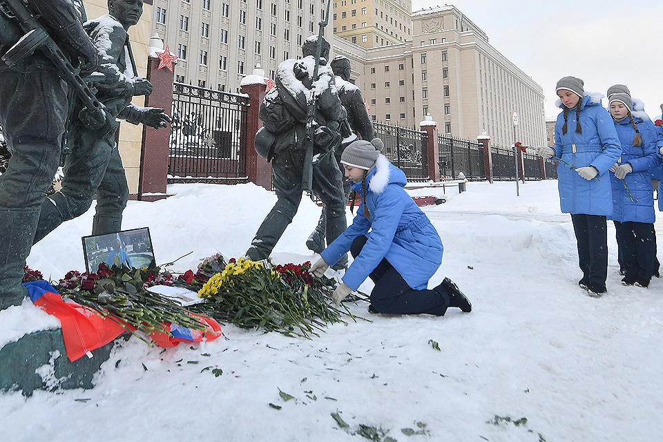 Цветы у здания Министерства обороны в Москве в память о погибшем в Сирии Герое России летчике Романе Филипове.