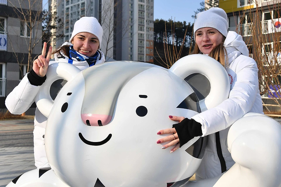 Наши конькобежки Наталья Воронина и Ангелина Голикова с талисманом Олимпиады - белым тигром по имени Сухоран.