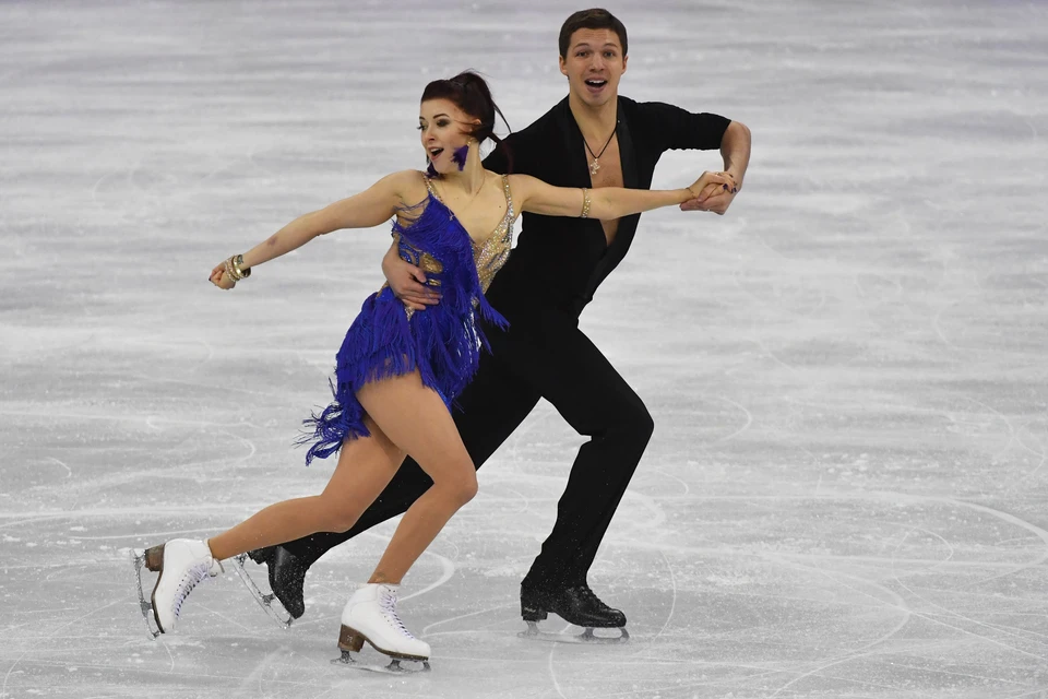 Екатерина Боброва и Дмитрий Соловьев - третьи после короткой программы на командном олимпийском турнире.