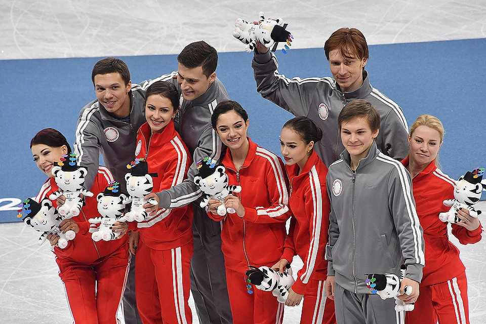 Российские фигуристы завоевали "серебро" командных соревнований в Пхенчхане.