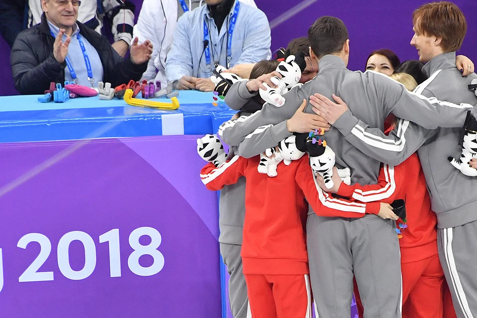 Российские фигуристы завоевали "серебро" в командных соревнованиях на Олимпиаде.