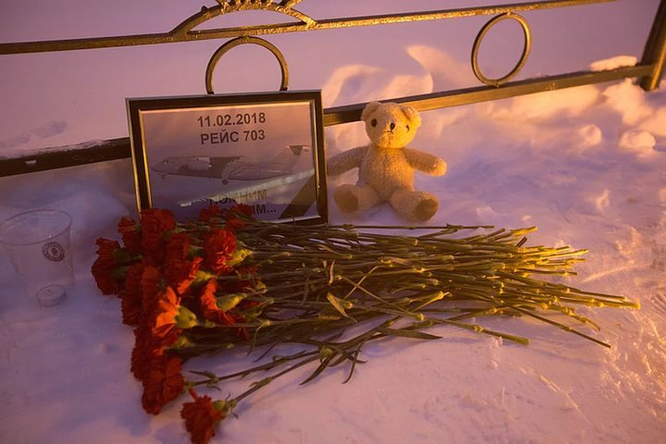 Петербуржцы несут цветы в память о жертвах крушения самолета в Подмосковье