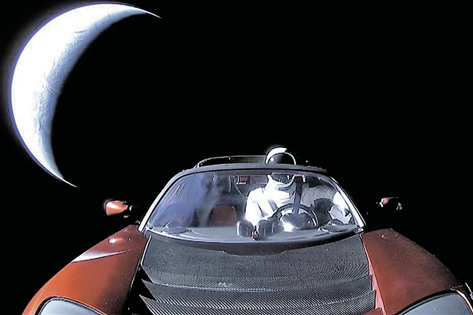 Во время испытательного запуска большегрузной ракеты Falcon Heavy на солнечную орбиту вывели машину Tesla Roadster с манекеном за рулем.