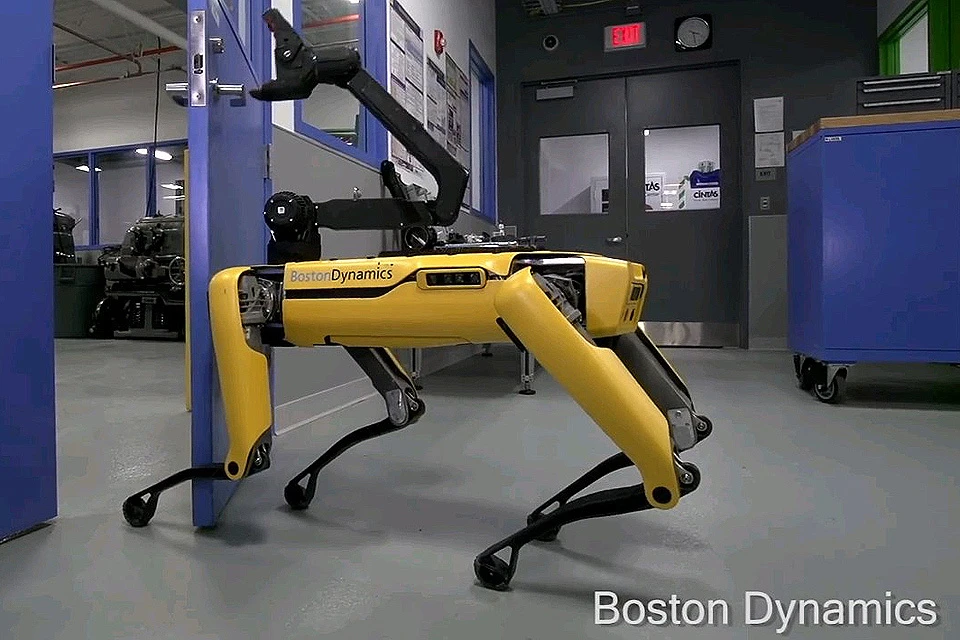 Робот от Boston Dynamics не только открывает дверь за ручку, но и придерживает её своей "лапой". ФОТО Boston Dynamics Youtube