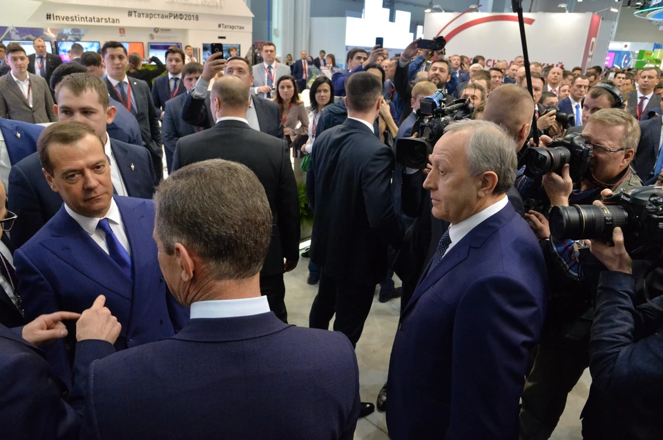 Дмитрий Медведев у стенда Саратовской области на форуме в Сочи.