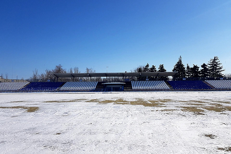 Администрация спорткомплекса почистила снег на поле. Но под сугробами оказалась ледяная корка.