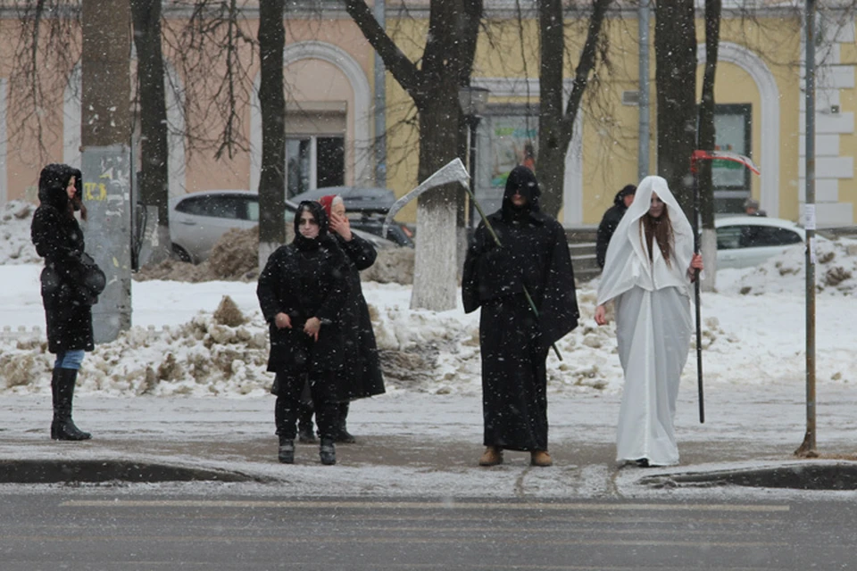 На проспекте Гагарина люди в карнавальных костюмах "Смерти" учили пешеходов правильно переходить дорогу.
