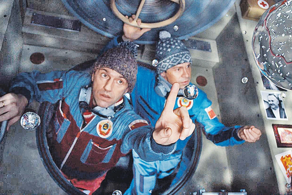 Отважных советских космонавтов в «Салюте-7» сыграли Владимир Вдовиченков (слева) и Павел Деревянко. Фото: Кадр из фильма