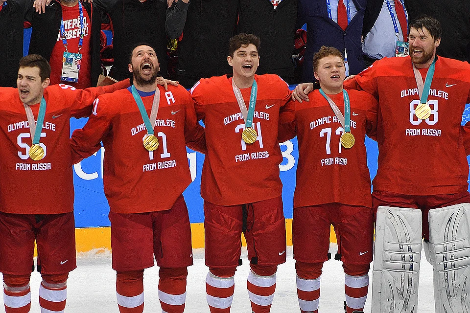 Российские хоккеисты поют гимн после победы в финале Олимпиады.