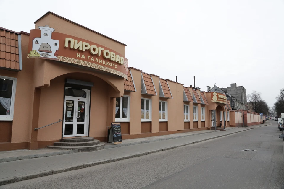 В 8.00 в Пироговую идут за горячей выпечкой, а в 12.00 здесь уже очередь за кашами