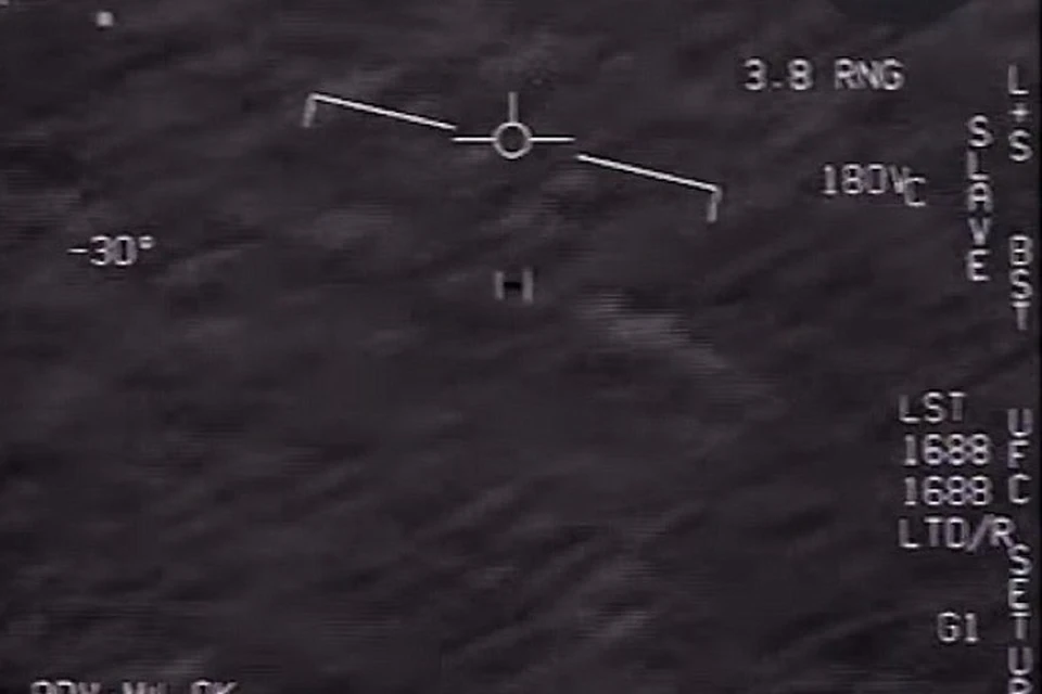 НЛО в прицеле (квадратик в центре) американского истребителя.