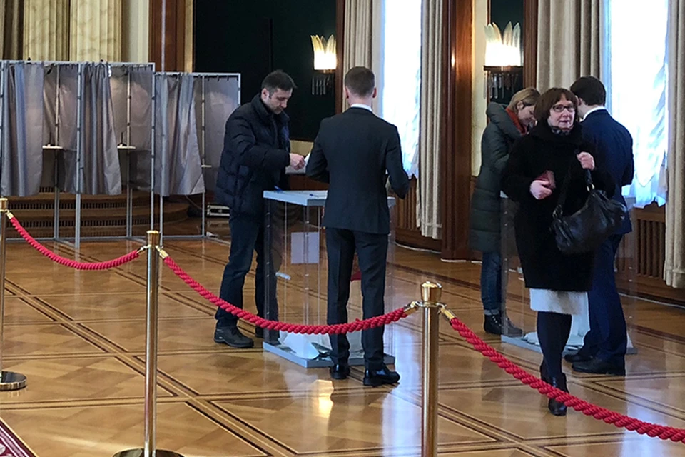 В Берлине в наиболее комфортных условиях отдавали свои голоса пришедшие рано — им не пришлось стоять в очереди на вход в диппредставительство