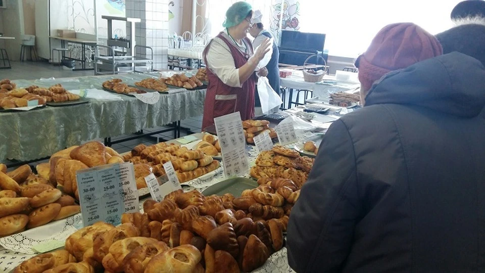 Пирожков деньги. Пирожки в столовой. Пирожки на рынке. Булочки в школьной столовой. Буфет пирожки.