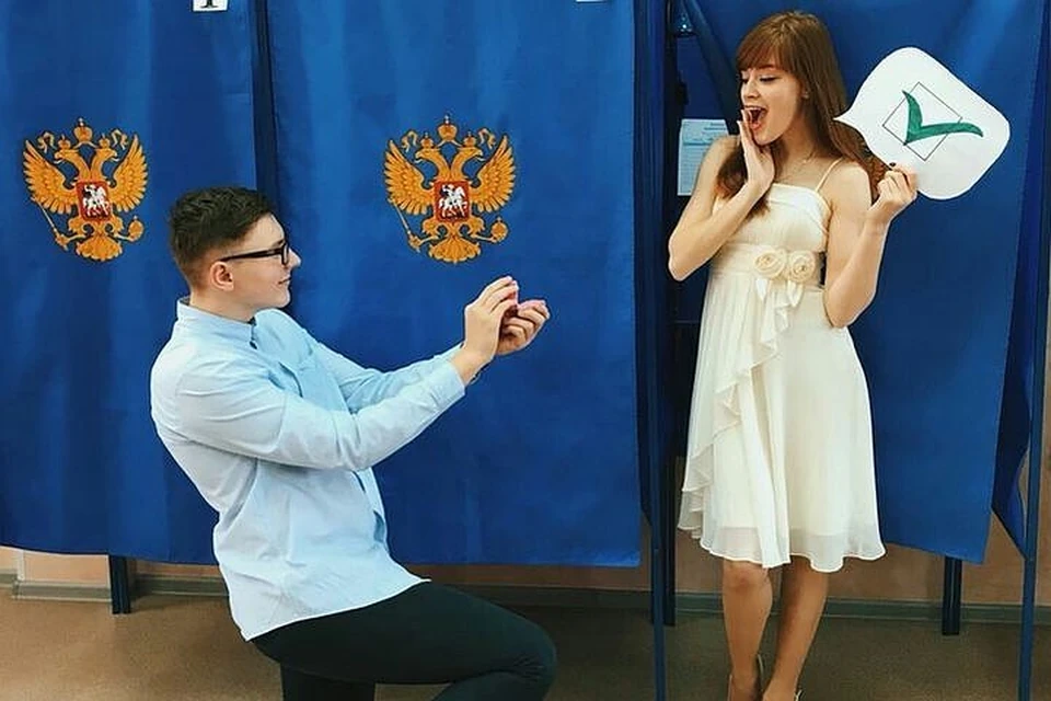 Сибирячка инсценировала на избирательном участке помолвку. Фото предоставлено Анастасией ГЛАЗУНОВОЙ