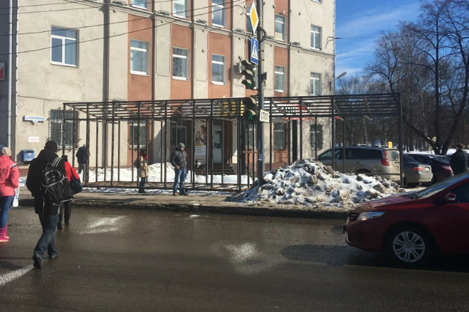 Металлический каркас вместо павильона "красуется" на Октябрьской площади Ярославля уже много дней.