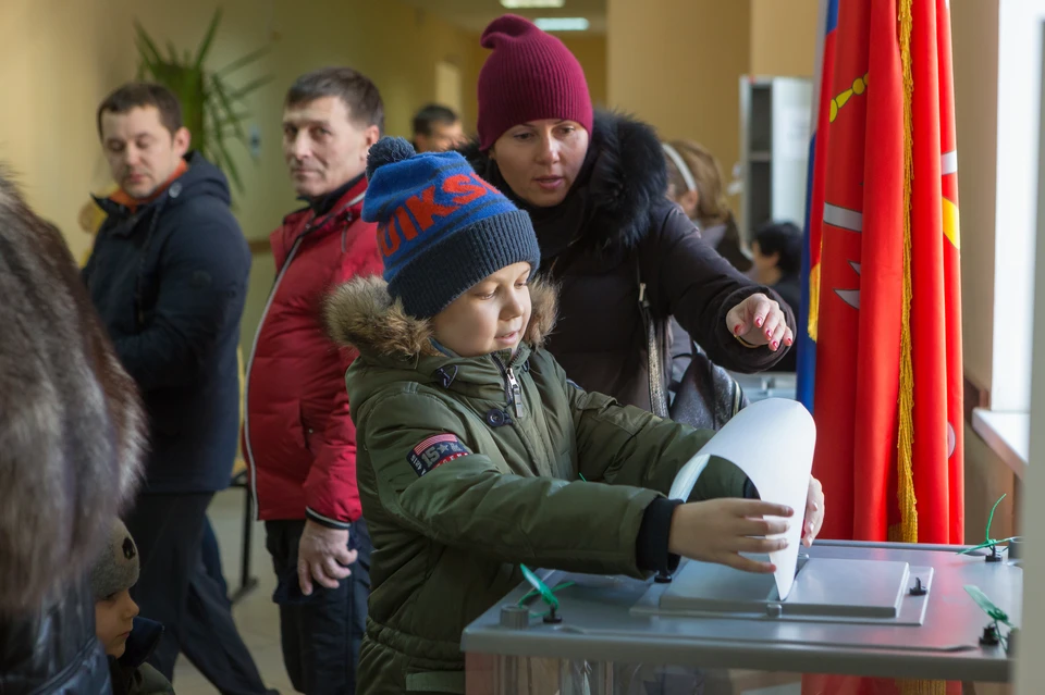 Жители голосуют. Лучшие фото с выборов. Явка в Петербурге. Необычные персонажи на выборах.