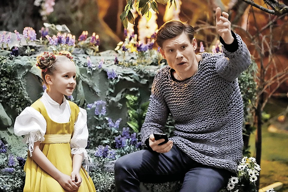 Звезда фильма «Последний богатырь» Виктор Хориняк объясняет юной певице Кате Прокофьевой, как с помощью «Синей птицы» сделать кинокарьеру. Фото: канал "Россия 1"