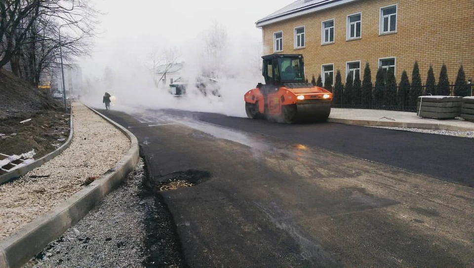 Жители попросили активистов помочь остановить укладку асфальта в мороз. Фото предоставлено движением «Убитые дороги Пскова»