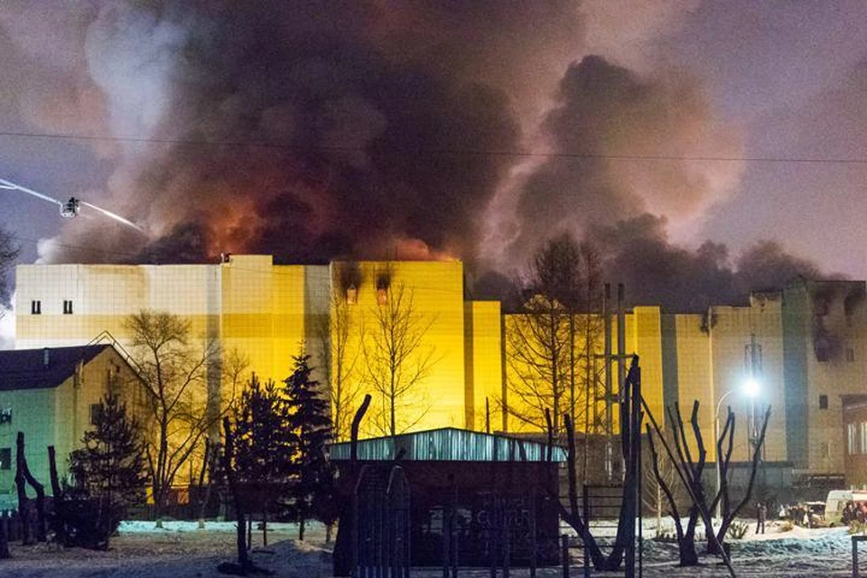 Пожар в кемеровском торгово-развлекательном центре «Зимняя вишня». Фото: ТАСС/Данил Айкин